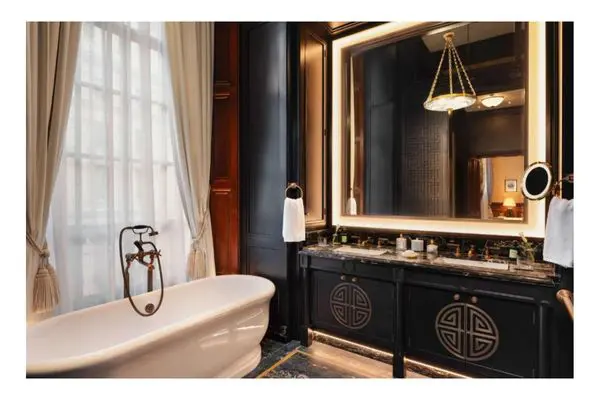 Raffles London, Bathroom 