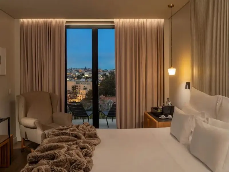 Memmo Principe Real, Bedroom at night with View over Lisbon