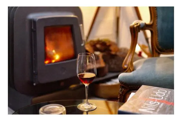 Toctoctoc Lisboa, Fireplace and Wine
