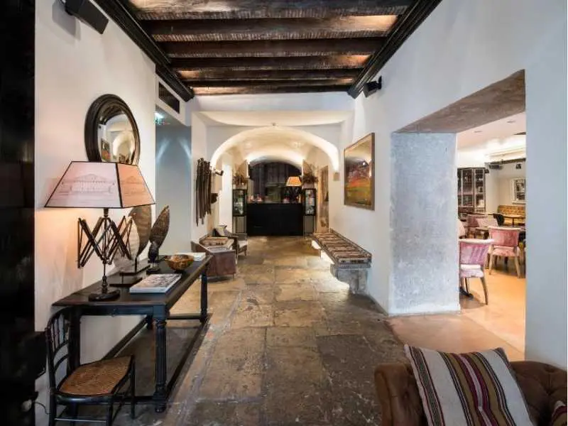 AlmaLusa Baixa/Chiado, Lobby with Stone Floor and Vintage Furniture, Lisbon