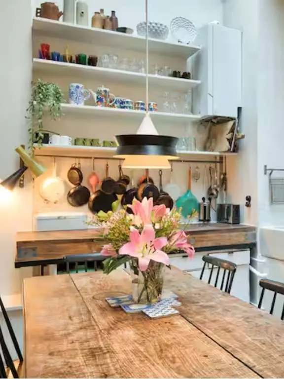 Artist Loft in Montmartre Paris Eurostar, dining Table and Flowers 