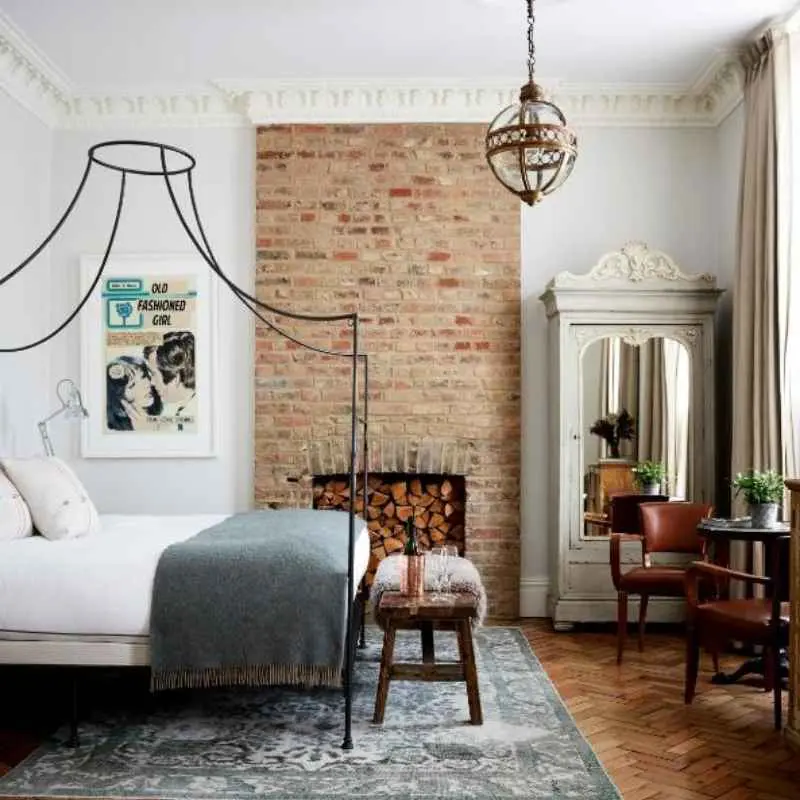 Artist Residence London, Bedroom with rustic details 