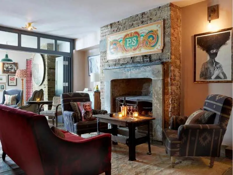 Artist Residence London, Lobby with fireplace 