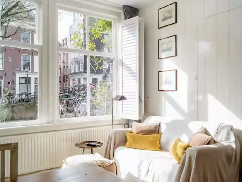 Charming canal apartment in Amsterdam, Living room with View over Canal