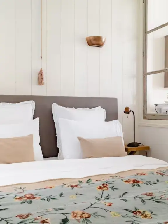 Charming canal apartment in Amsterdam, Bedroom details