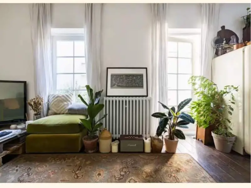 Cosy East London HideAway in the Heart of Clapton, Lounge with Marshall Speaker. 