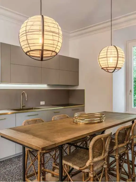 Elegant essences in Trastevere, Kitchen and Dining Table, Rome