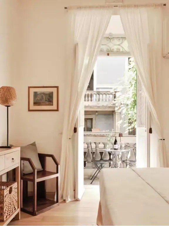 Historic and quiet palace in the heart of Rome, Bedroom with Open doors to Outside, Rome 