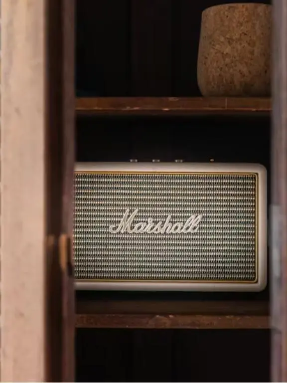 Liberator, Marshall Speaker, Vacation rentals Paris 