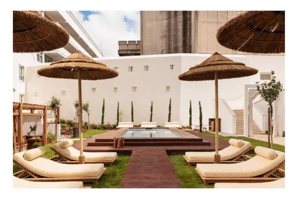 Locke de Santa Joana, Courtyard with Swimming Pool and Sun loungers, Lisbon