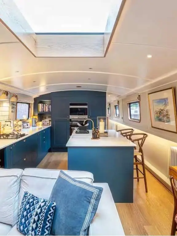 Luxurious houseboat in London, Open Kitchen with Skylight, London 