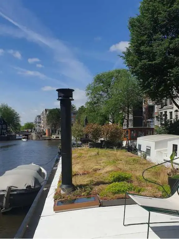 Luxury houseboat Amsterdam Centre!, Roof with Turf growing and canal view