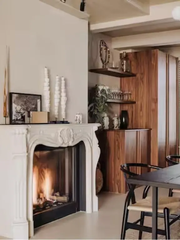 Luxury water-side flat in the Canal District, View of Fireplace