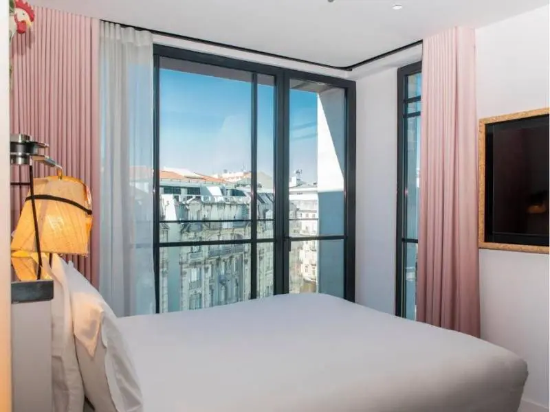 Mama Shelter Lisboa, Bedroom with view of City, Lisbon