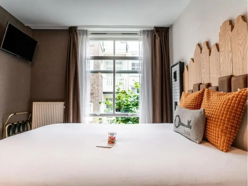 Mr Jordaan, Bedroom Details