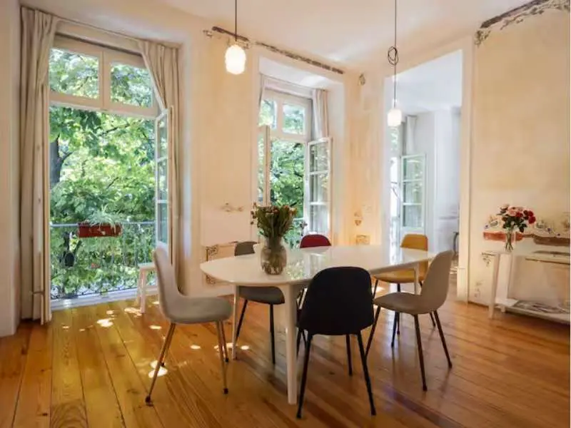 Old Casa Pessoa – Linden Trees Apartment, Dining Table, Open windows with View 