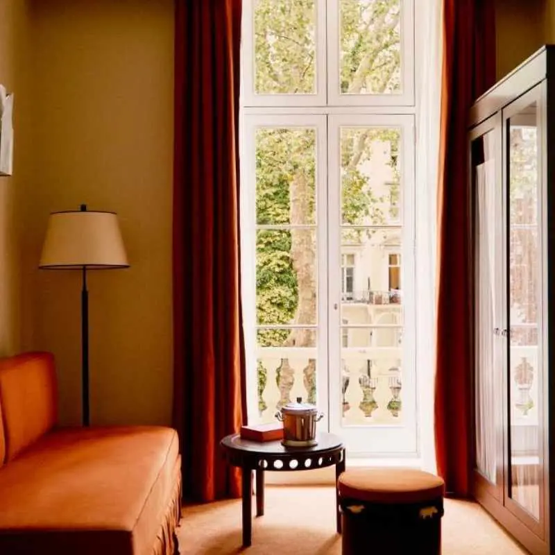 Grand Hotel Bellevue London, Bedroom with Large windows 