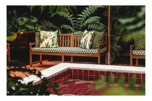 Valverde Lisboa Hotel & Garden, swimming pool in Garden with Red Tiles