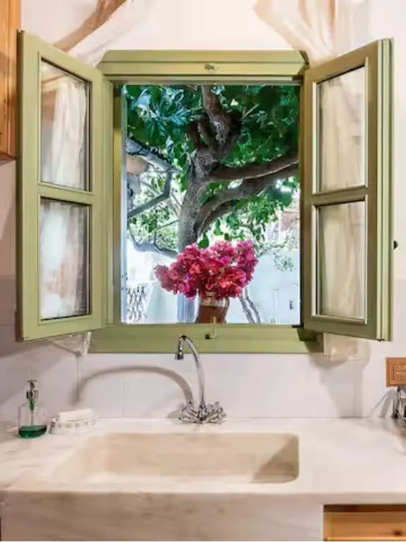 Lemon Tree Eco Retreat Kitchen window