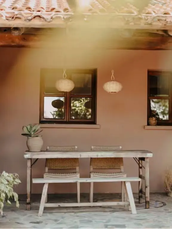 Exterior table 