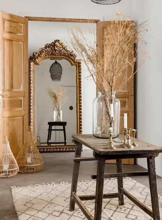 Charming Rustic Chic Apartment Close to Historic Sites, Mirror and Table