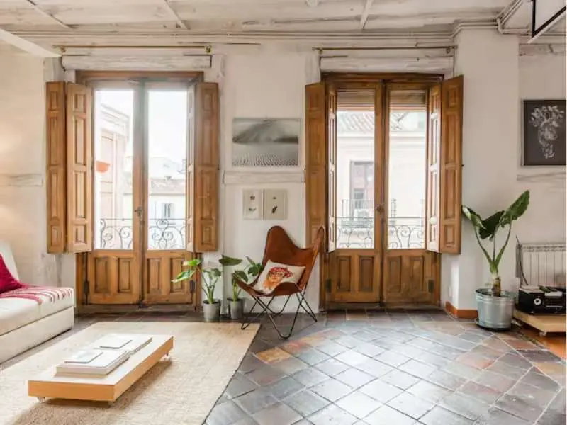 In The Very Heart of the City, Lounge with open windows