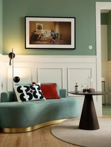 Guest lounge at Sublime Lisboa with teal velvet sofa and contemporary artwork Hotels in Avenida