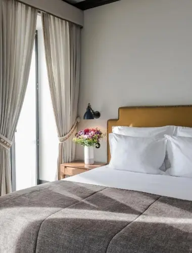 Guest room at Valverde Lisboa Hotel on Avenida da Liberdade with rattan headboard