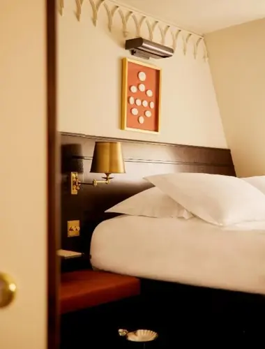 Guest room at Grand Hotel Bellevue Paddington London with dark timber headboard