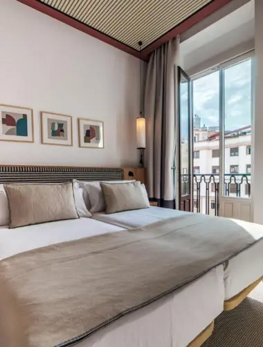 Bedroom with balcony at Hoy No Me Puedo Levantar in Malasaña
