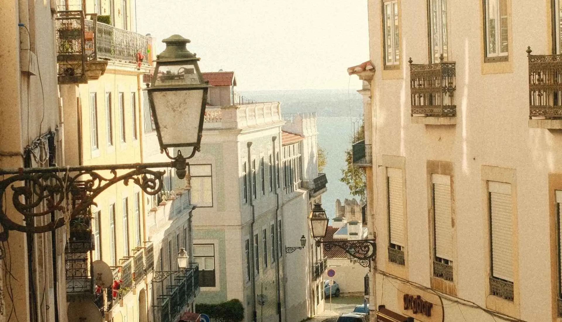 lisbon-travel-guide-alfama