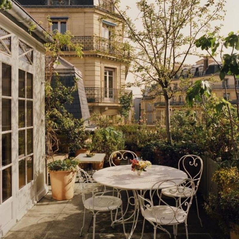 Paris Travel Guide Château Voltaire