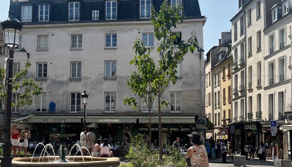 Pais Travel Guide Left Bank